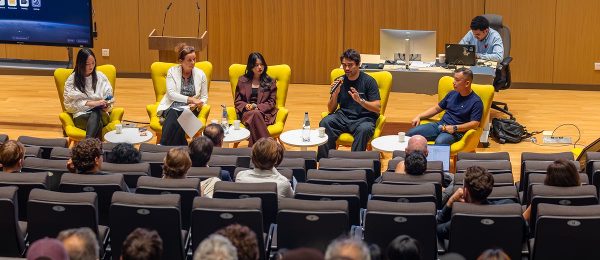 The panel and the audience in the Dangdang Auditorium